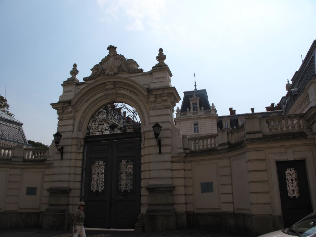 Дворец Потоцких, главные ворота - Улицами Львова