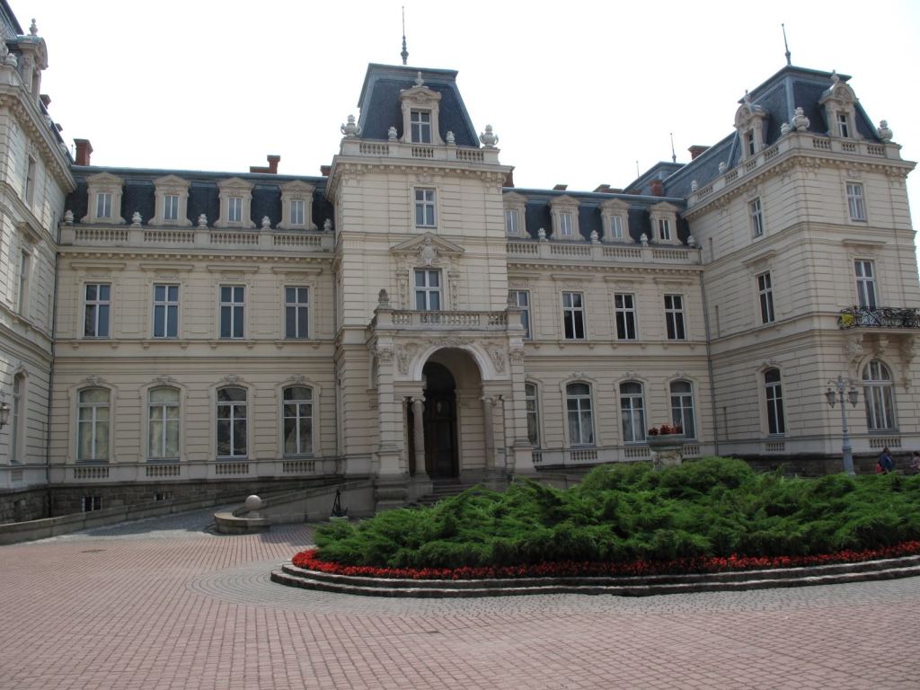 Дворец Потоцких во Львове. Сейчас - один из корпусов картинной галереи - Улицами Львова