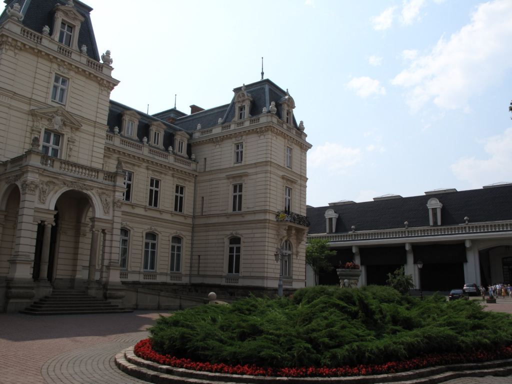 Дворец Потоцких во Львове. Сейчас - один из корпусов картинной галереи - Улицами Львова