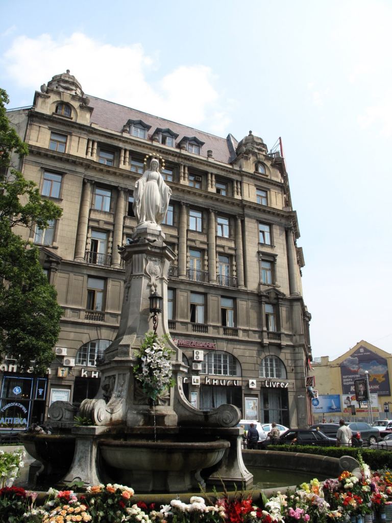 Статуя Пречистой Девы Марии. Площадь Мицкевича - Улицами Львова