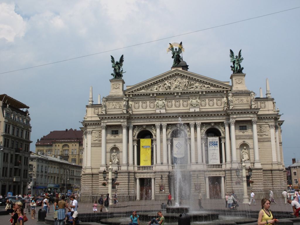Львовский академический театр оперы и балеты им. Крушельницкой - Улицами Львова