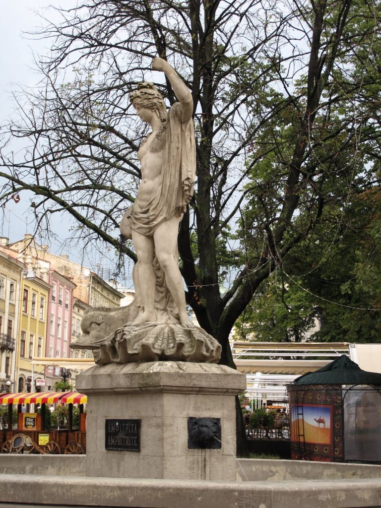 Амфитрита - один из четырех фонтанов на площади Рынок во Львове - Улицами Львова