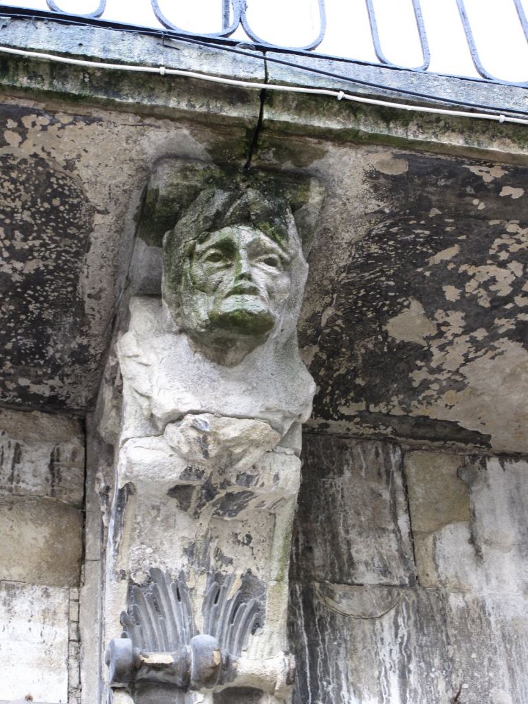 Статуи на старинном здании во Львове - Дом с химерами отдыхает ;) - Улицами Львова