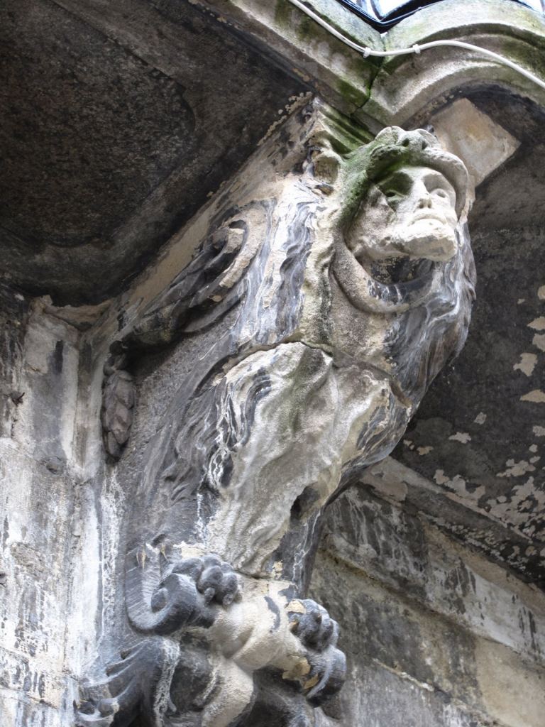 Статуи на старинном здании во Львове - Дом с химерами отдыхает ;) - Улицами Львова