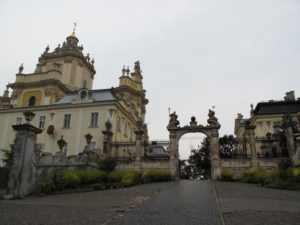 Собор Святого Юра - главные ворота - Улицами Львова