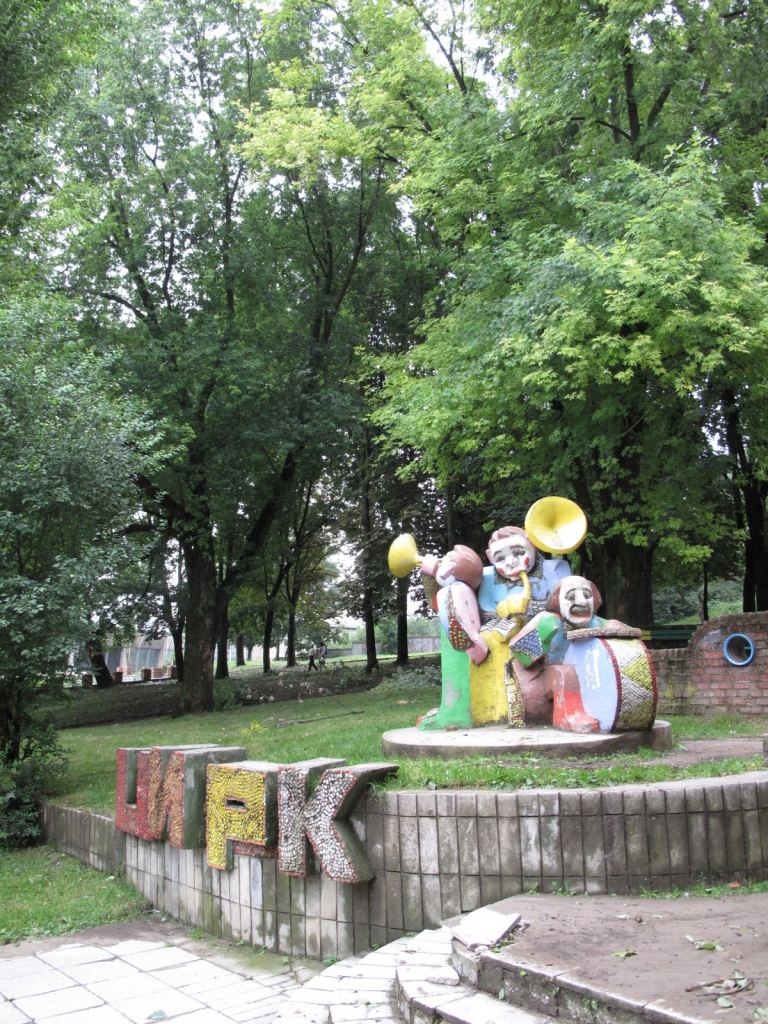 Скульптуры возле цирка - Улицами Львова