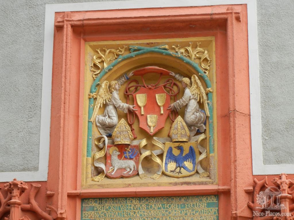 Гербы на доме напротив собора - Мейсен - саксонская Швейцария