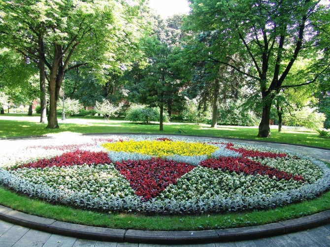 Клумба в Александровском саду - Московский Кремль