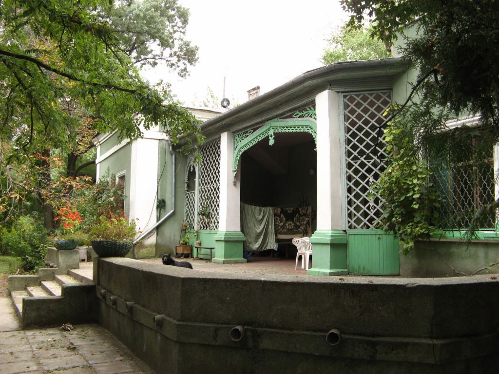 Бывшая дача одного из ректоров ОНУ, который отдал ее на нужды ботанического сада - Одесский Ботанический сад осенью