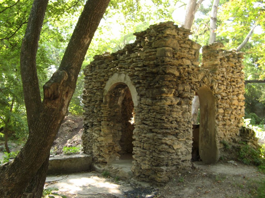 Остатки какого-то строения в санатории Горького - Парки в санаториях Одессы