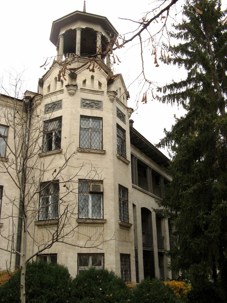 Фасад главного корпуса санатория Молдова - Парки в санаториях Одессы