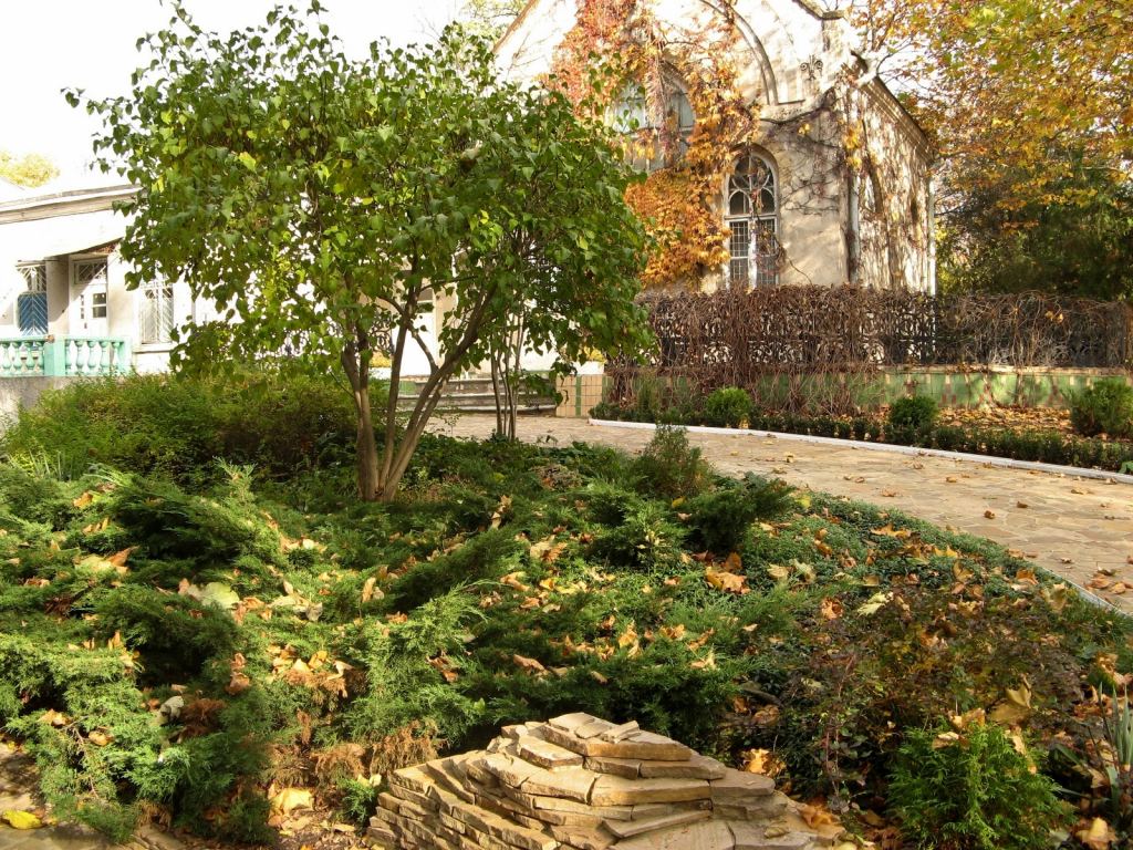 "Альпийская горка" у входа в санаторий "Одесса" - Парки в санаториях Одессы