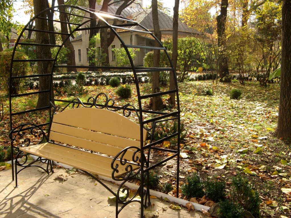 Скамейки здесь недавно обновили - Парки в санаториях Одессы