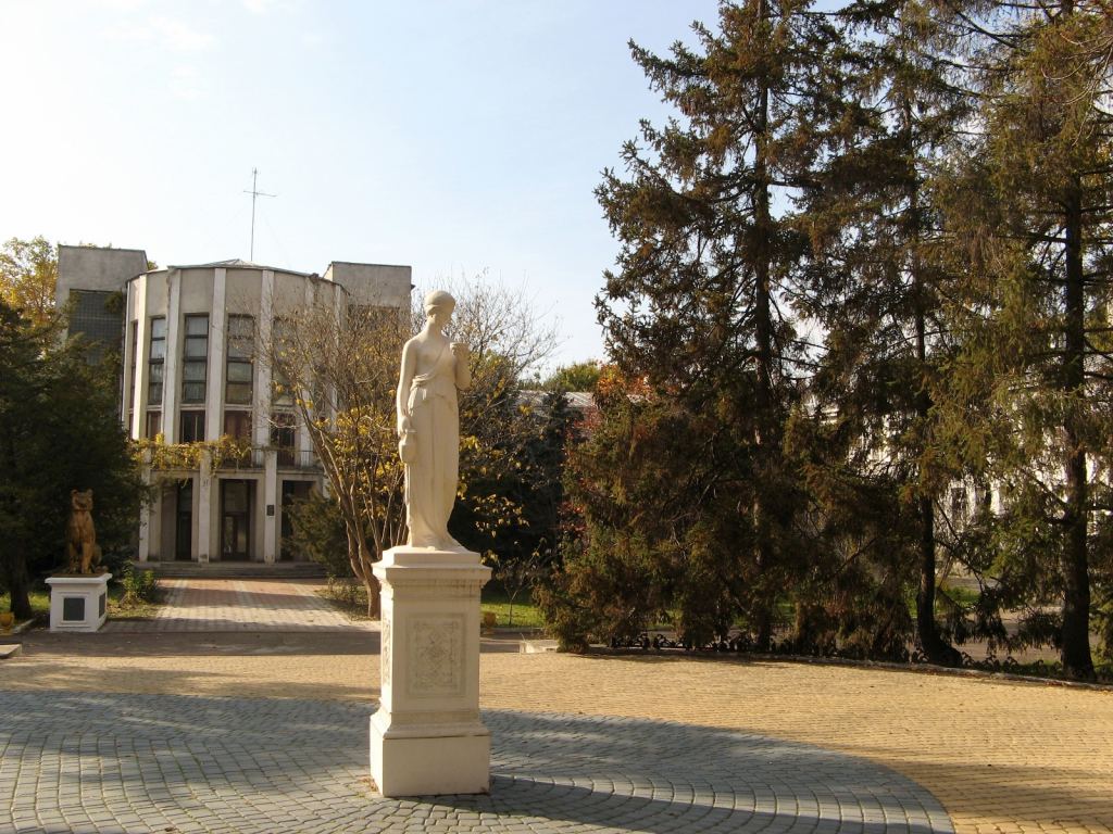 Статуя возле административного корпуса санатория "Одесса" - Парки в санаториях Одессы
