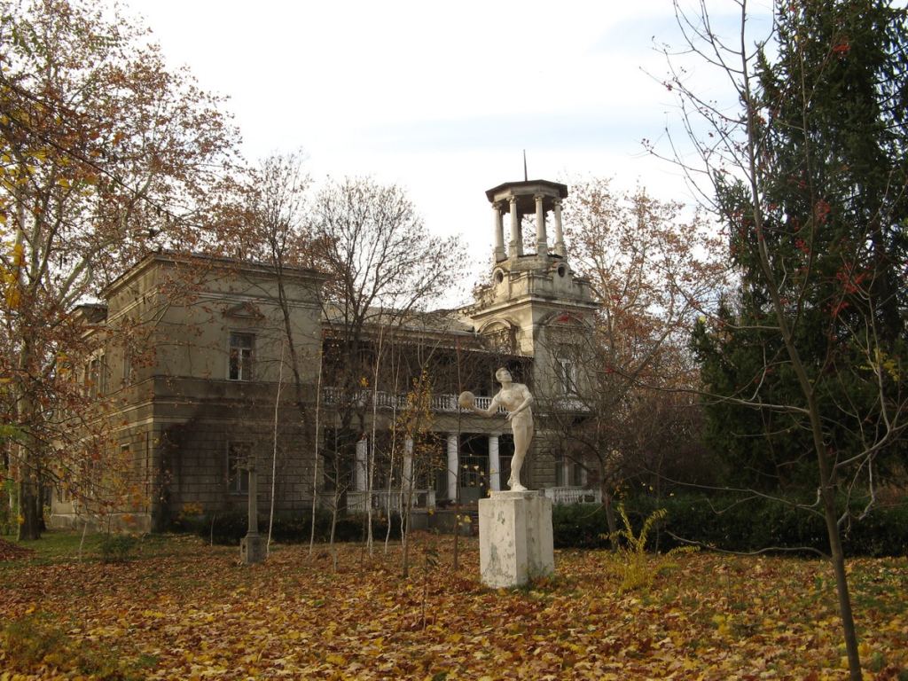 Главный корпус санатория "Аркадия". Архитектурой башенок похож на санаторий "Молдова" - Парки в санаториях Одессы