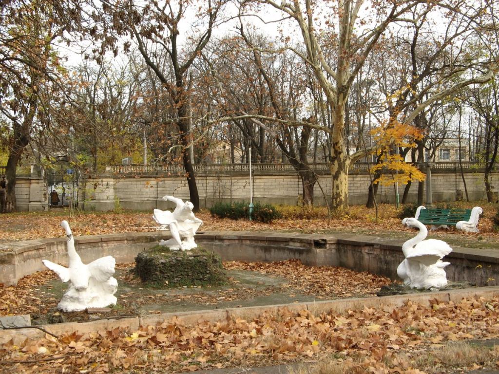 Эта фонтанная композиция изображает балет - Парки в санаториях Одессы