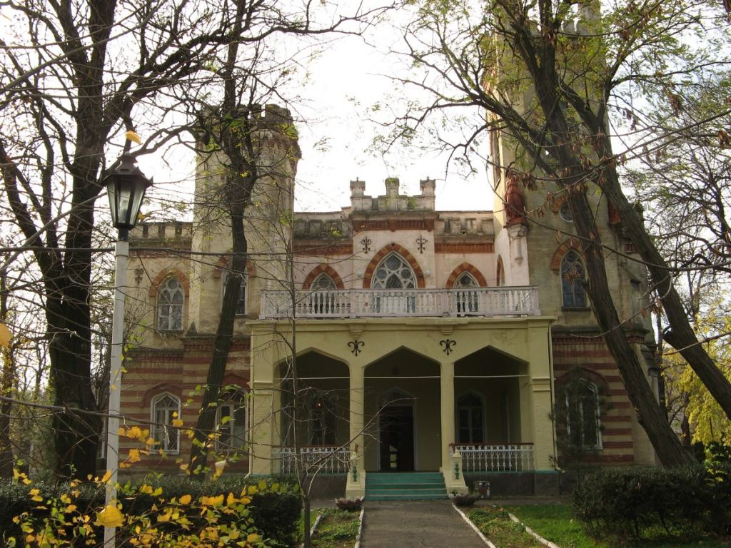 Корпус похож на средневековый замок - Парки в санаториях Одессы