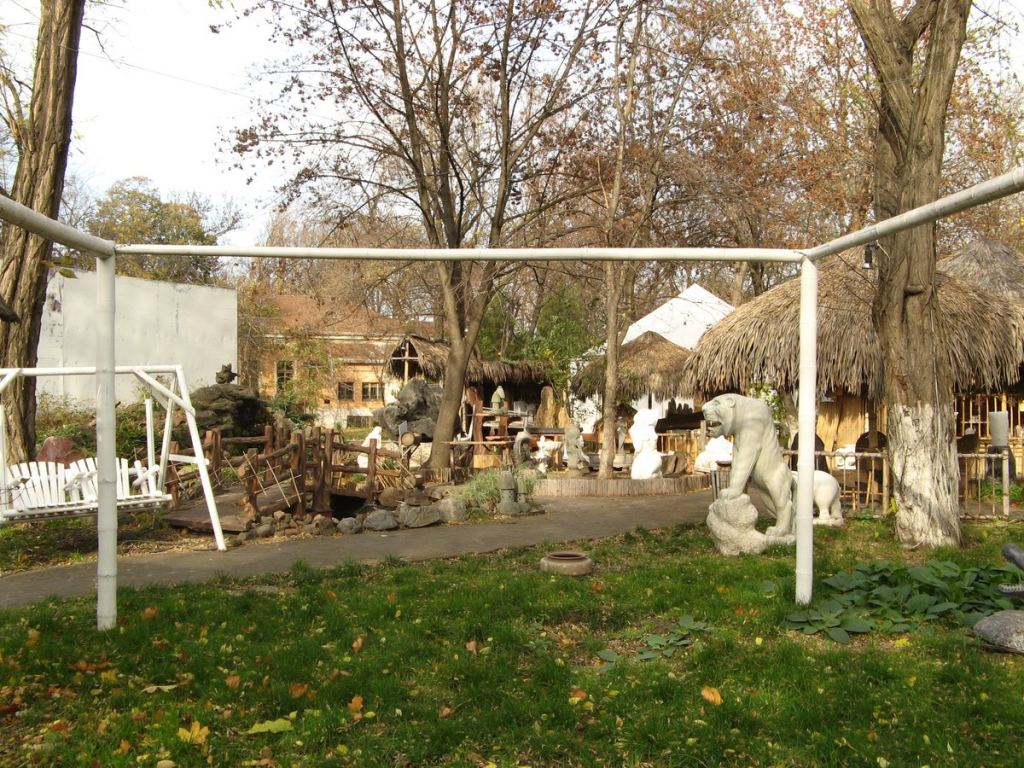 К санаторию им. Чкалова примыкает "Ваш сад" - магазин декоративных цветов и статуй - Парки в санаториях Одессы