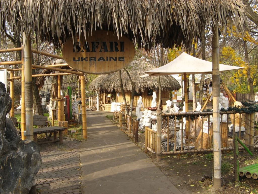 Это галерея статуй для садов и парков. Тоже "Ваш сад" - Парки в санаториях Одессы