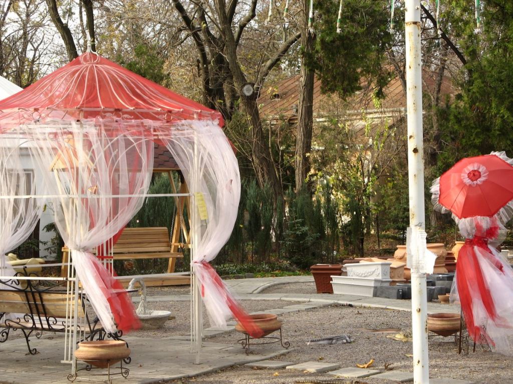 По территории "Вашего сада" можно просто гулять и любоваться статуями и беседками для молодоженов - Парки в санаториях Одессы