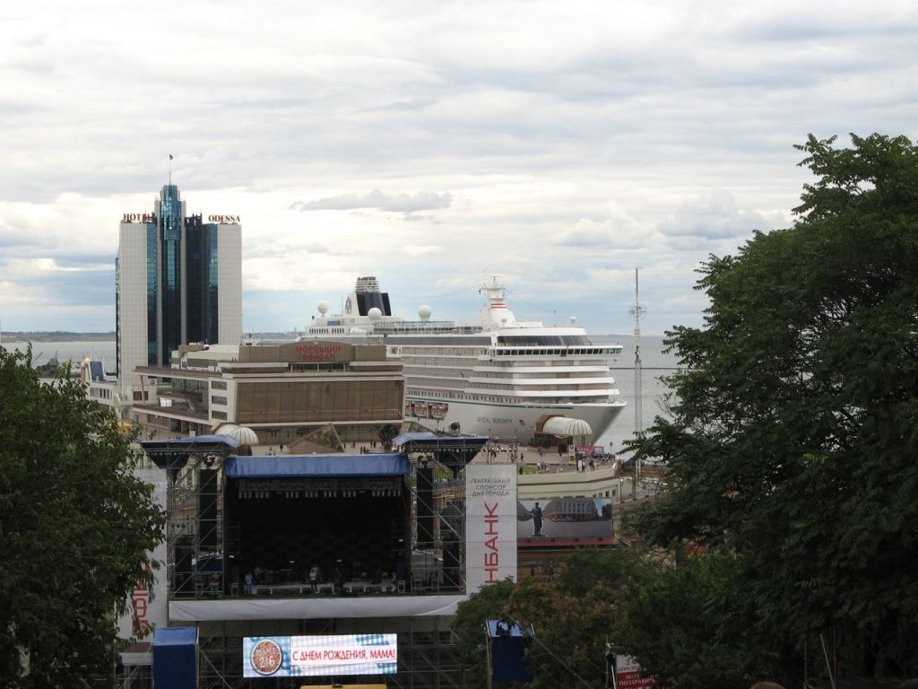 Одесский порт 2 сентября 2010 г. У причала огромный лайнер - Празднование 216-летия Одессы