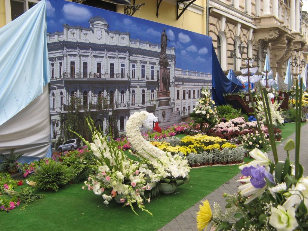 Цветочный лебедь на фоне основательницы Одессы - Празднование 216-летия Одессы