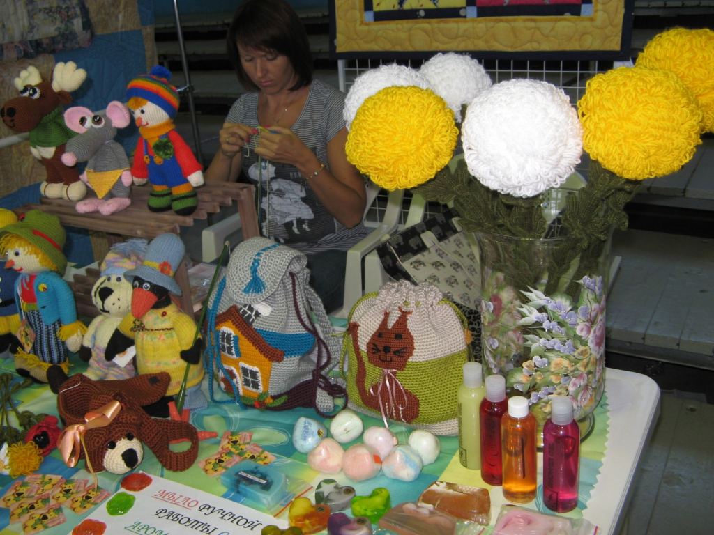 Вязаные игрушки и изделия. Очень понравились хризантемы - Выставка-ярмарка "Золотые ручки 2010"