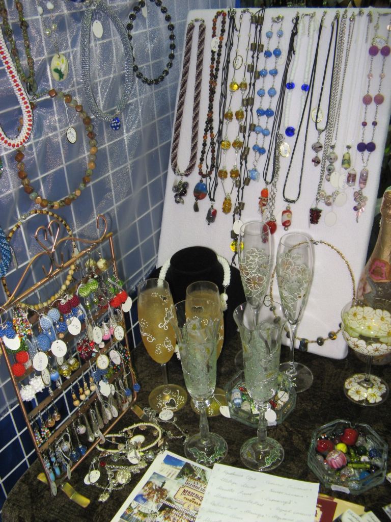 Бижутерия и наряженные бокалы - Выставка-ярмарка "Золотые ручки 2010"