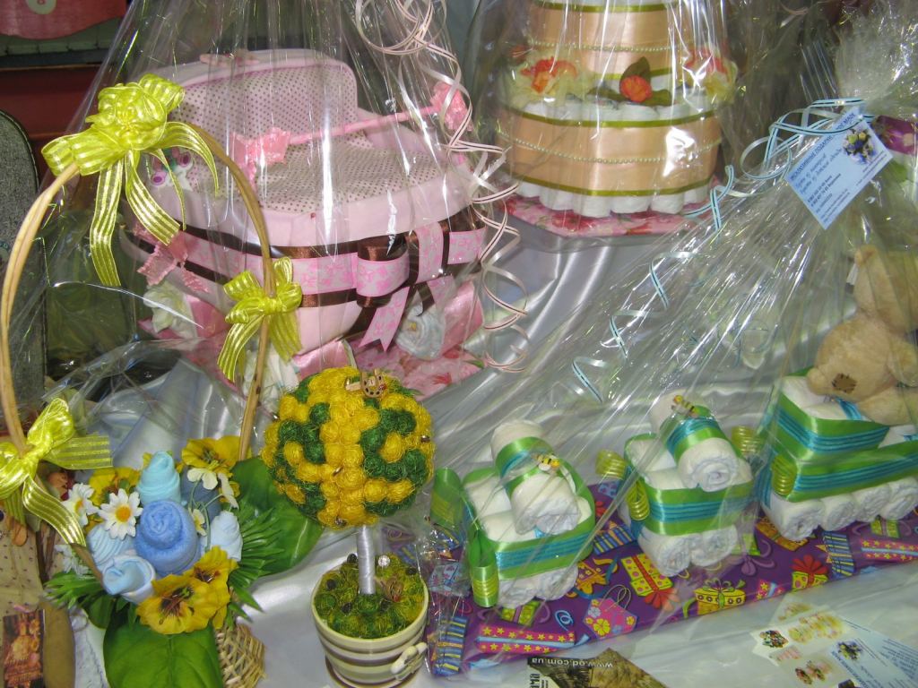 Колясочка с подарками внутри - Выставка-ярмарка "Золотые ручки 2010"