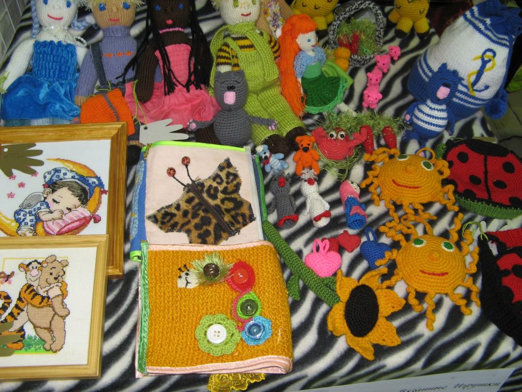 Вязаные игрушки и вышитые картинки - Выставка-ярмарка "Золотые ручки 2010"