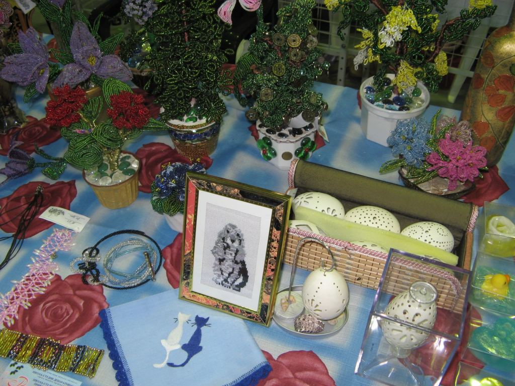 Цветы и деревья из бисера, резьба по утиным яйцам и другое - Выставка-ярмарка "Золотые ручки 2010"