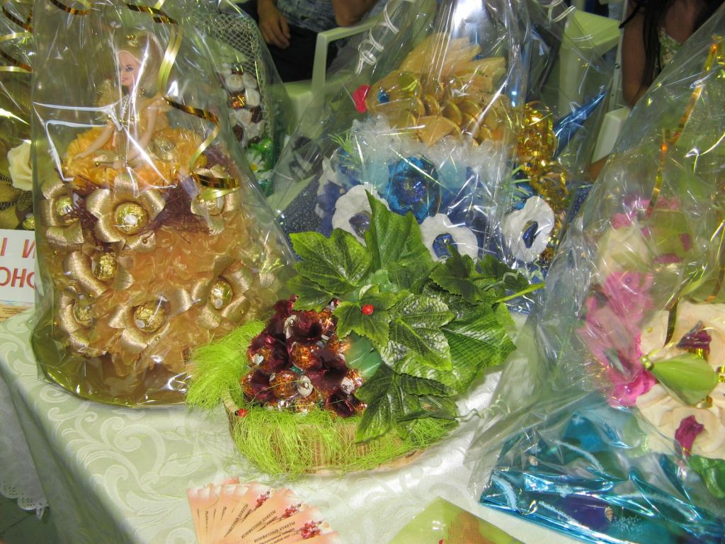 Букеты из конфет. Тоже очень оригинальный подарок - Выставка-ярмарка "Золотые ручки 2010"