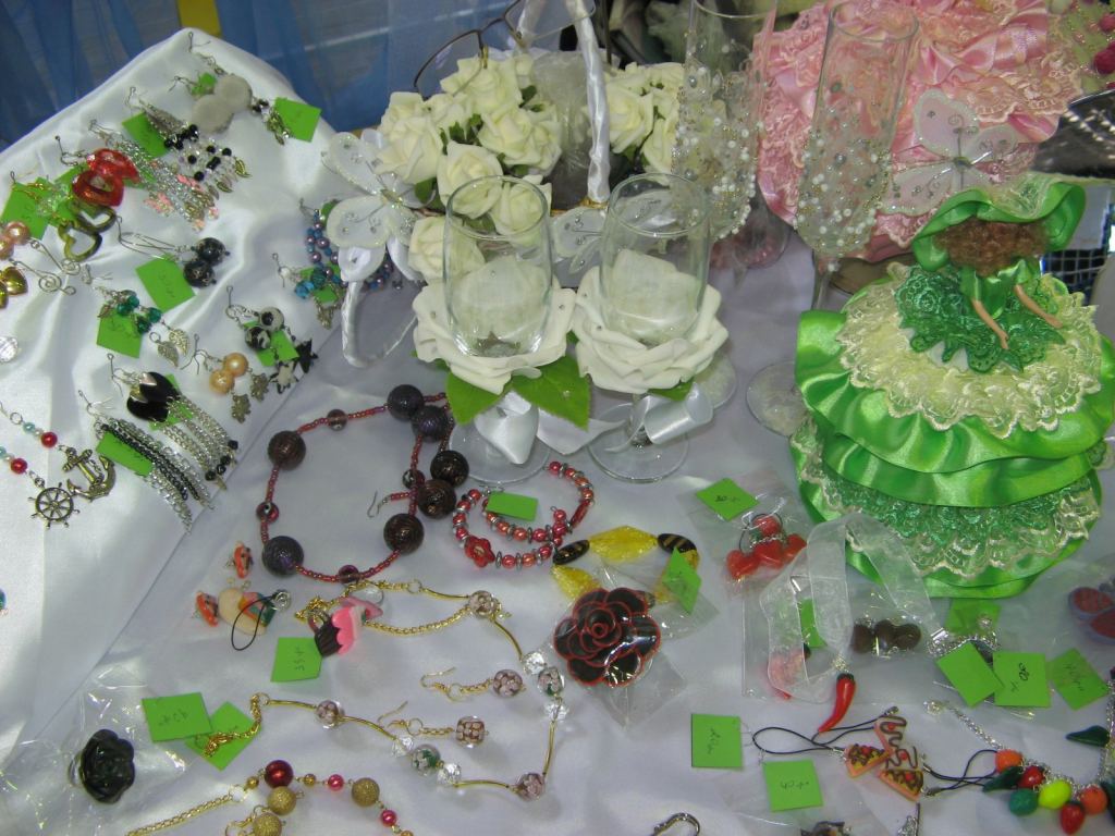 Бижутерия, бокалы, нарядные куклы - Выставка-ярмарка "Золотые ручки 2010"