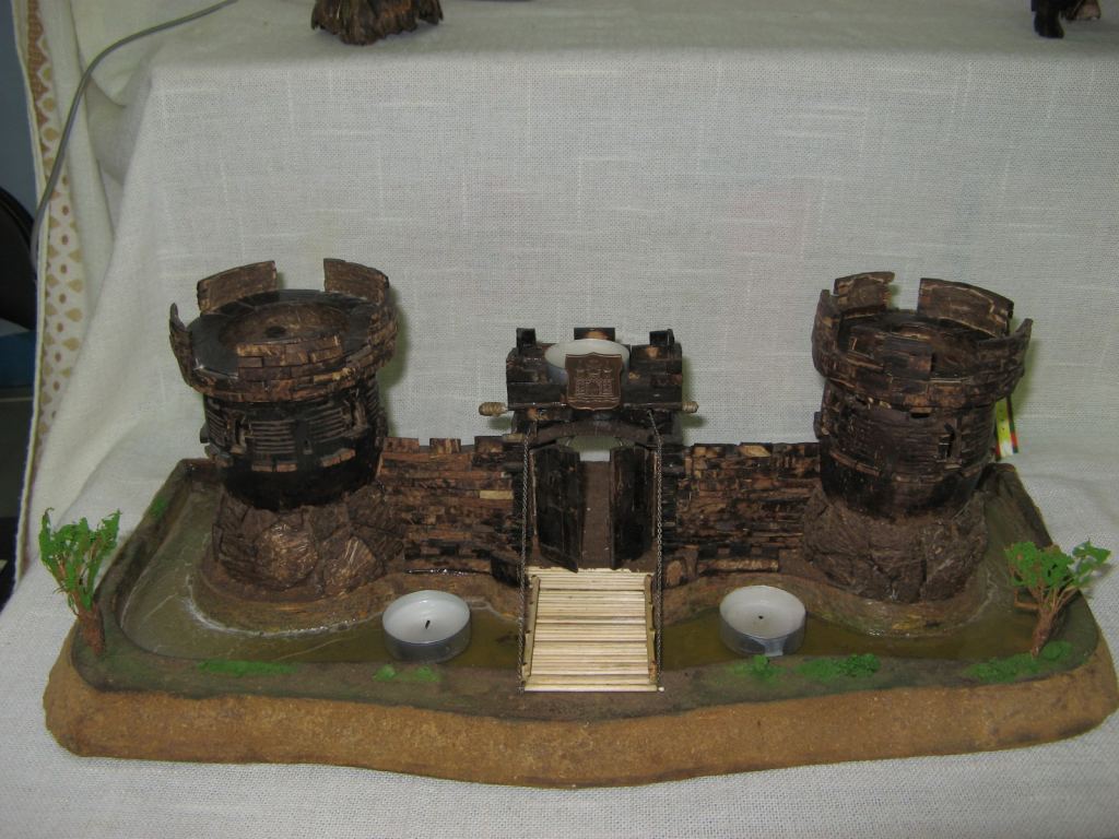 Замок из кокосовых орехов с подсвечниками. Очень красивая и сложная работа - Выставка-ярмарка "Золотые ручки 2010"