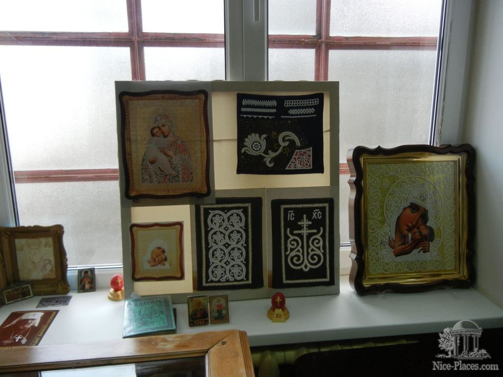 Вышитые узоры. Справа казанская икона Божьей Матери в окладе из бисера - Выставка вышитых икон в Архангело-Михайловском женском монастыре