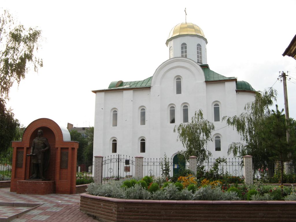 Переяслав-Хмельницкий. Памятный знак о 1100 летии города и Храм Воскресения Господня - г.Переяслав-Хмельницкий