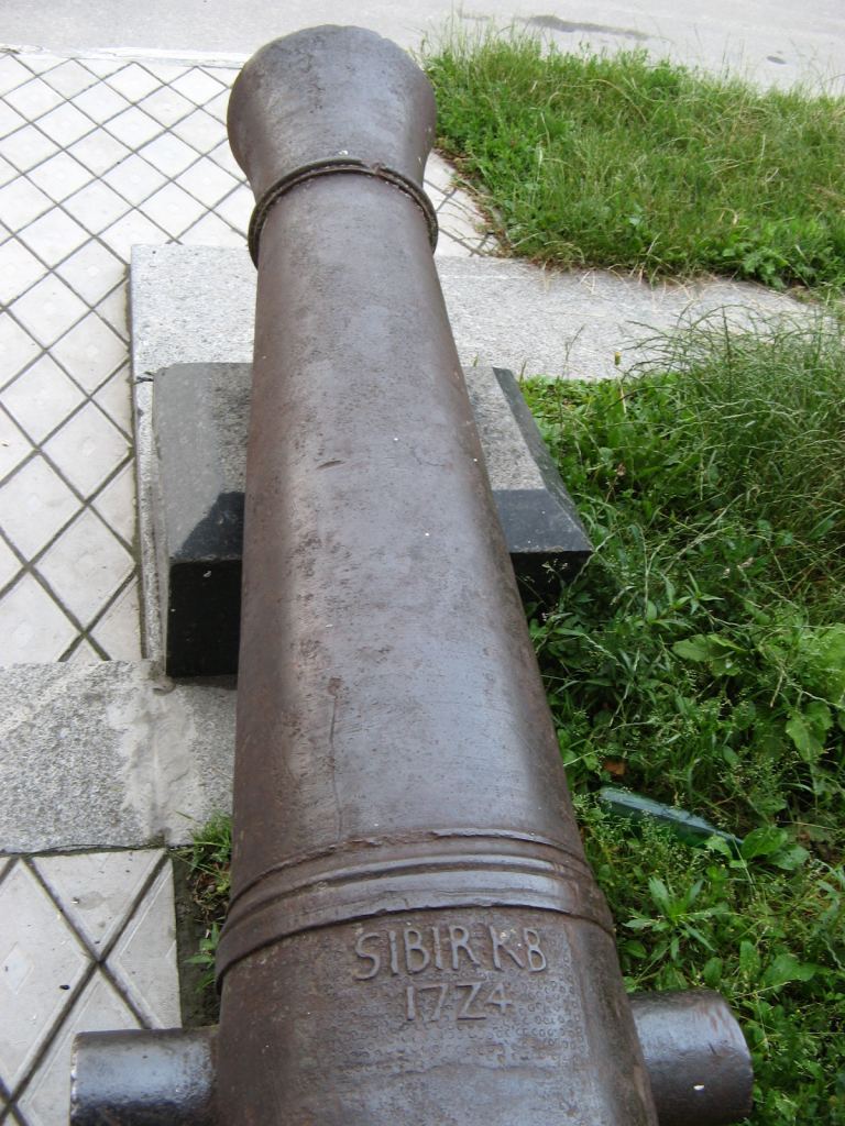 Пушка напротив музеев истории архитектуры Переяслава и музея национальной одежды Средней Надднипрянщины - г.Переяслав-Хмельницкий