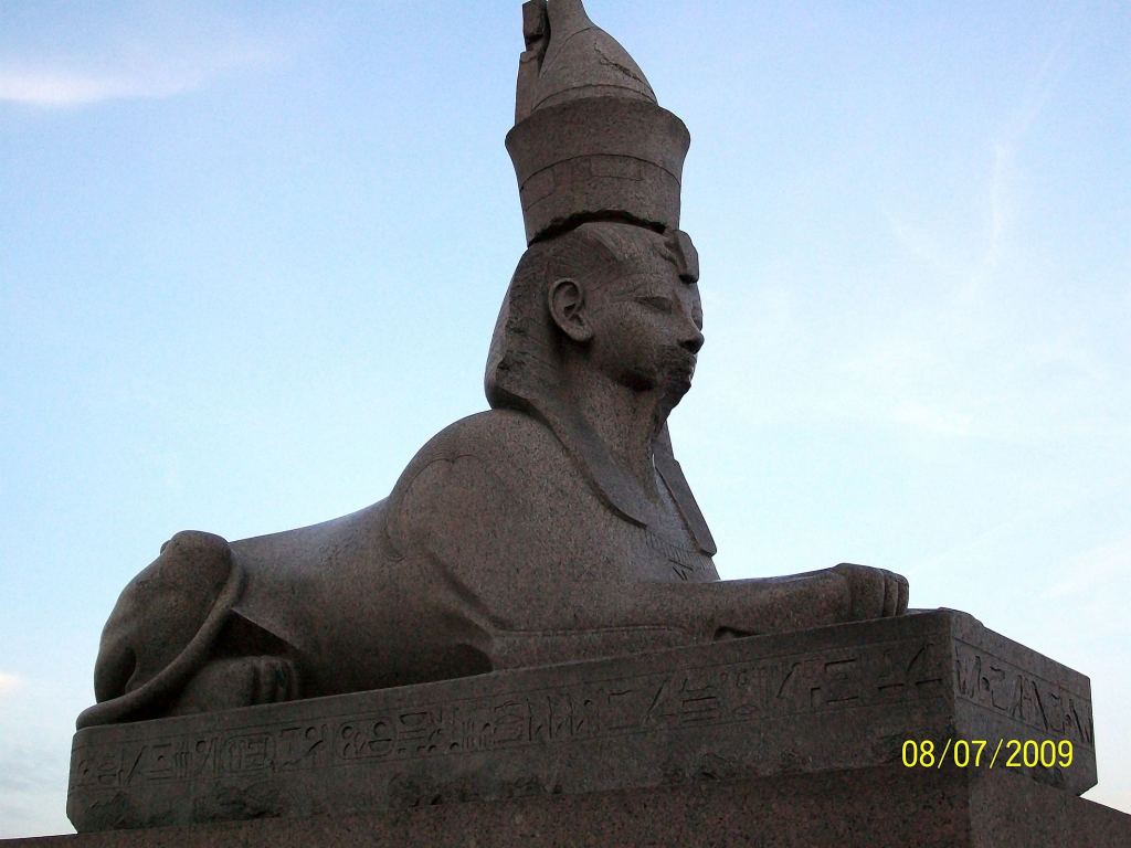 Сфинкс на спуске к Неве у Академии художеств - Экскурсия в Петербург: улицы, каналы, архитектура