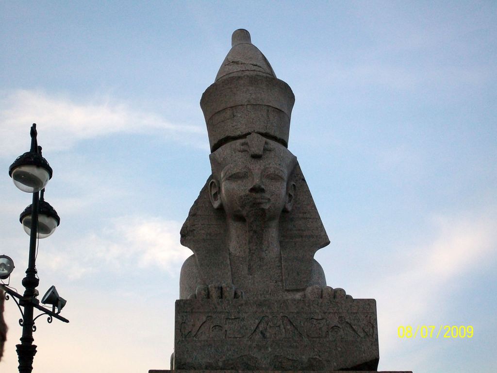 Сфинкс на спуске к Неве у Академии художеств - Экскурсия в Петербург: улицы, каналы, архитектура