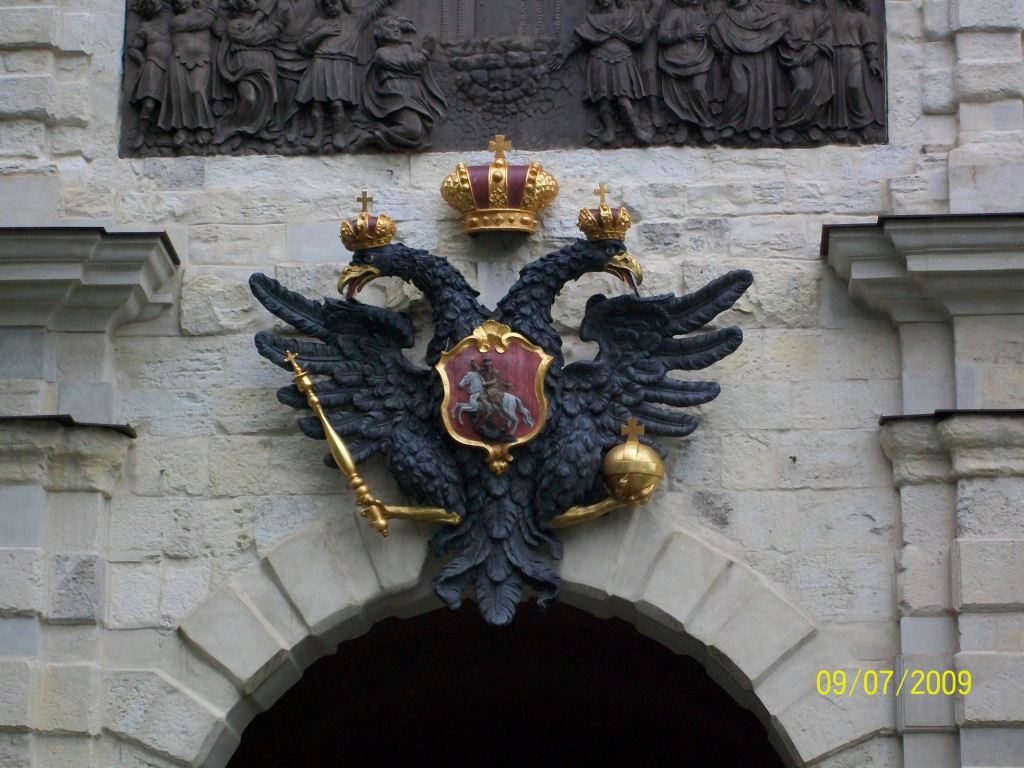 Скульптура герба над входом - Экскурсия в Петербург: улицы, каналы, архитектура