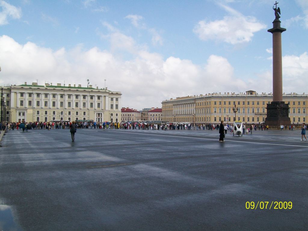 Дворцовая площадь и обелиск возле музея Эрмитаж - Экскурсия в Петербург: улицы, каналы, архитектура