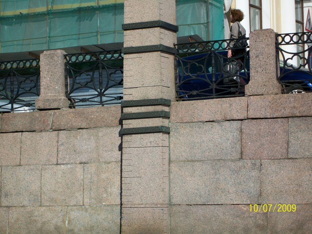 Уровни наводнения в канале - Экскурсия в Петербург: улицы, каналы, архитектура