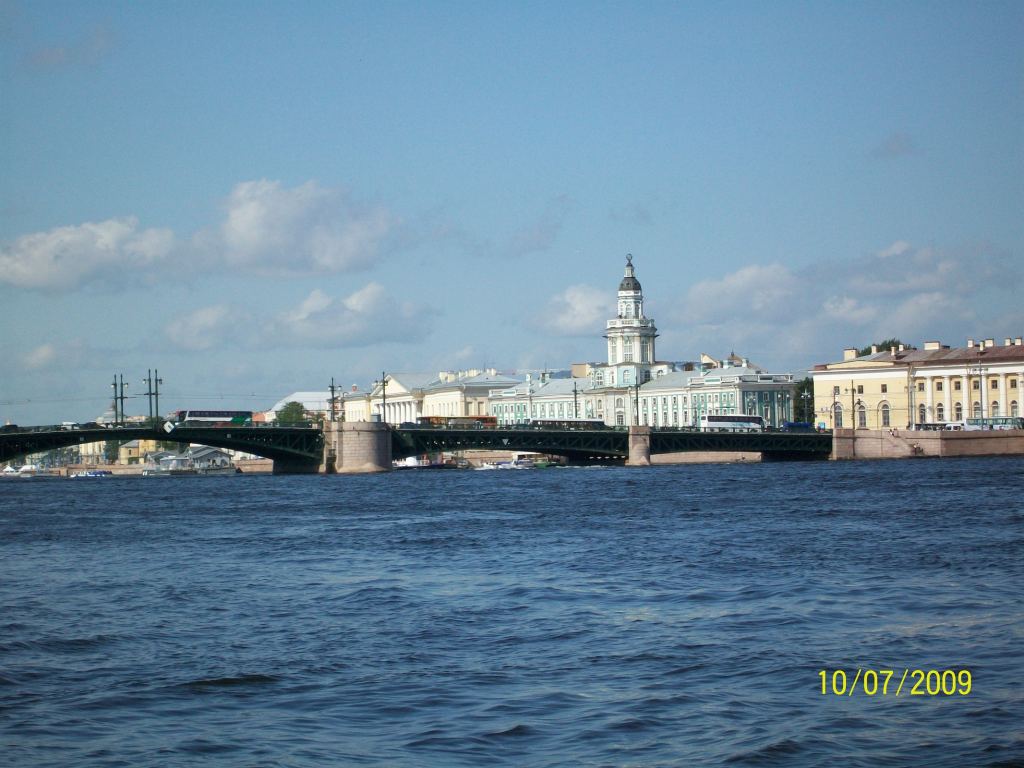 Вид на мост и здания у набережной - Экскурсия в Петербург: улицы, каналы, архитектура