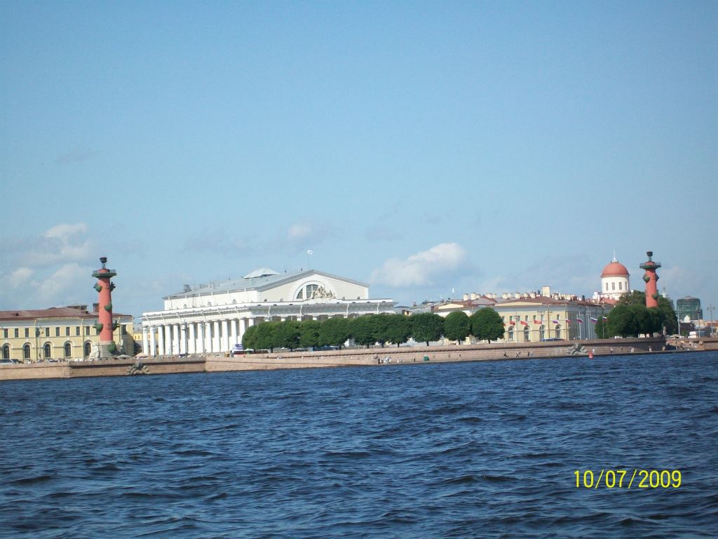 Вид на Неву и здания у набережной - Экскурсия в Петербург: улицы, каналы, архитектура