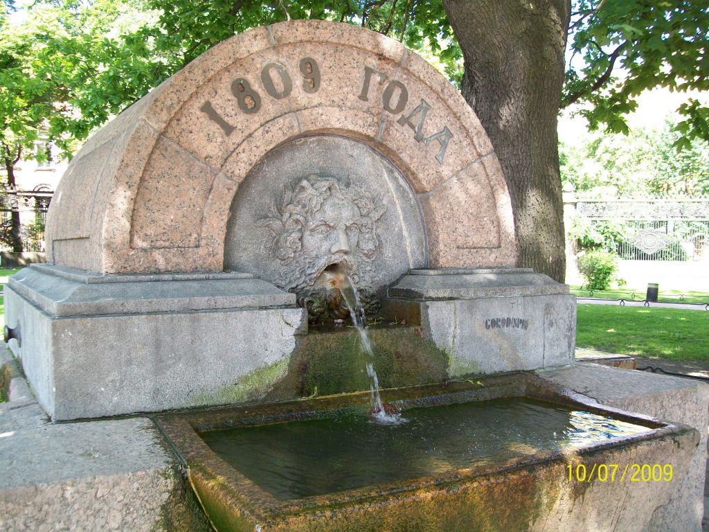 Фонтан-маскарон 1809 г. - Экскурсия в Петербург: улицы, каналы, архитектура