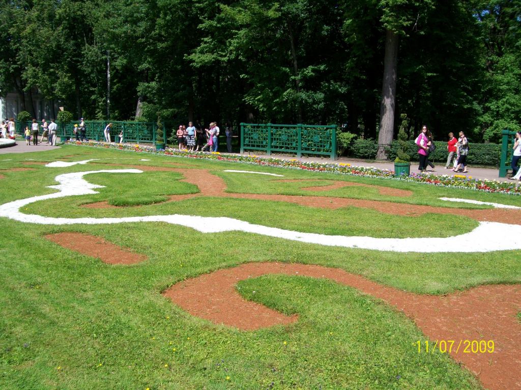 Художественно оформленная клумба - Дворцово-парковый комплекс Петергоф