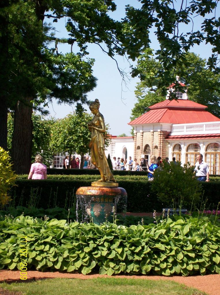 Фонтаны-куполы возле Монплезира. Статуя Психеи - Дворцово-парковый комплекс Петергоф