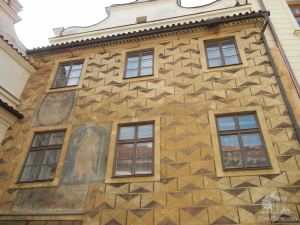 Старая пражская ратуша. На здании есть мера локтя и пальца для сравнения  - Прага. Левый берег. Градчаны