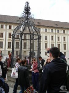 Старый колодец на втором дворе Пражского града - Прага. Левый берег. Градчаны