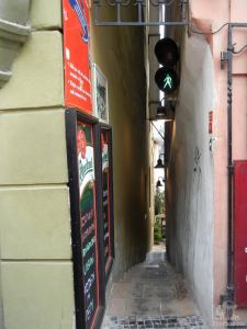 Самая узкая улочка в мире, причем со светофором - Прага. Левый берег. Градчаны